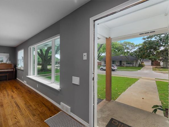 6915  Winchester Street , Dallas Texas 75231