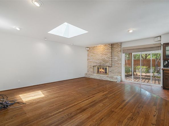 4032  Echo Glen Drive , Dallas Texas 75244