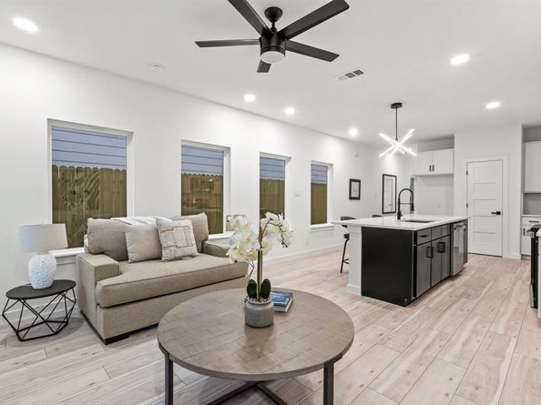2232  Hooper Street , Dallas Texas 75215