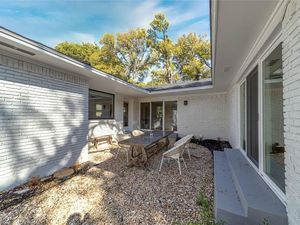 5837  Clendenin Avenue , Dallas Texas 75228