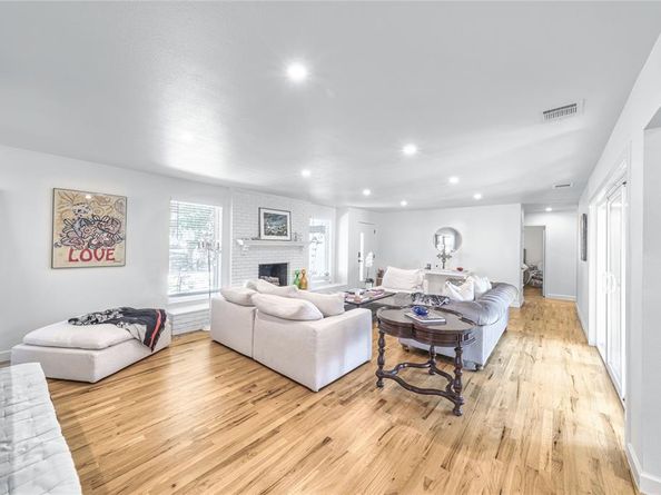 5837  Clendenin Avenue , Dallas Texas 75228