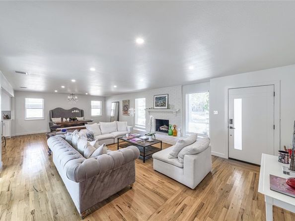 5837  Clendenin Avenue , Dallas Texas 75228