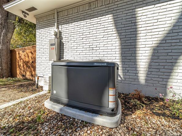 5837  Clendenin Avenue , Dallas Texas 75228