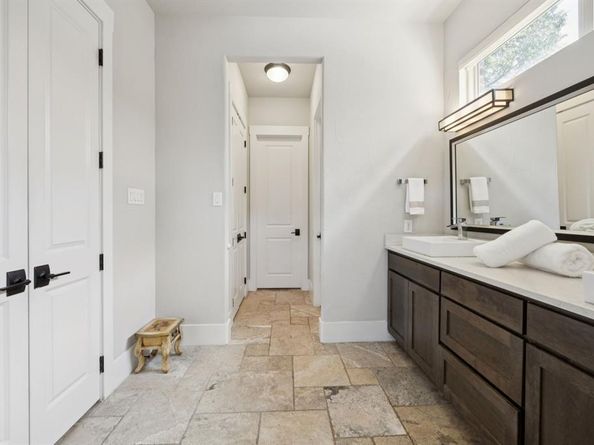 107 W PEACH Street , Grapevine Texas 76051