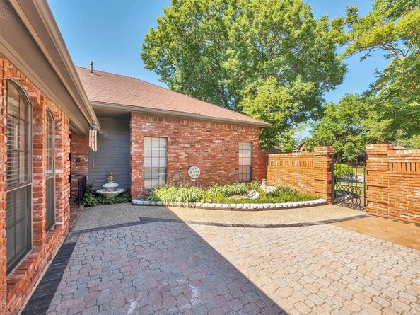 10211  Shadow Way , Dallas Texas 75243