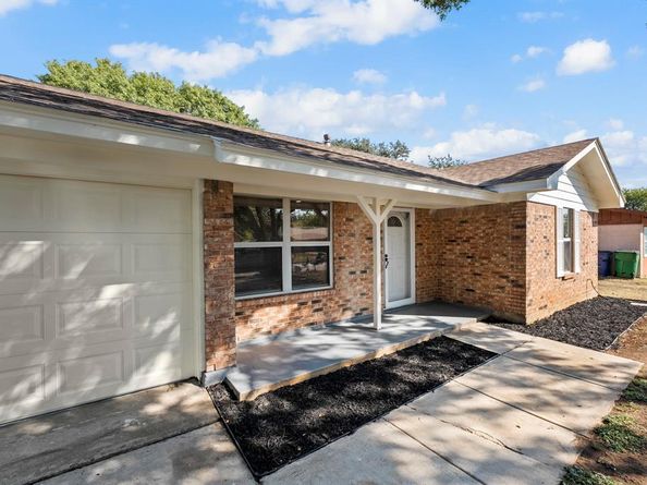 317 E Glendale Street , Crowley Texas 76036