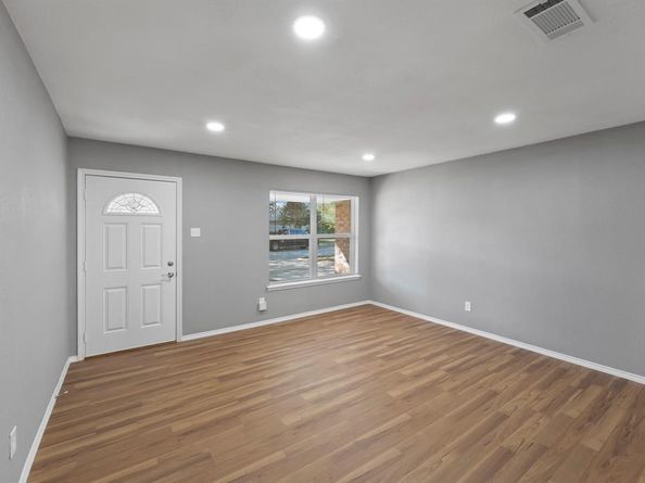 317 E Glendale Street , Crowley Texas 76036