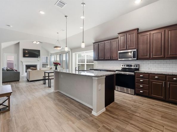 1204  Queens Brook Lane , Fort Worth Texas 76140