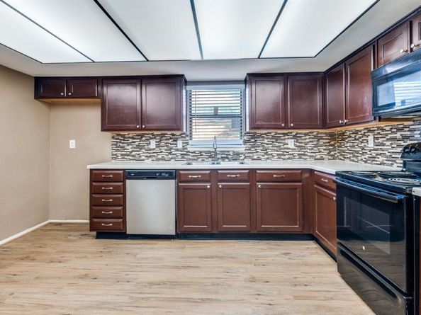 801  Wood Glen , DeSoto Texas 75115