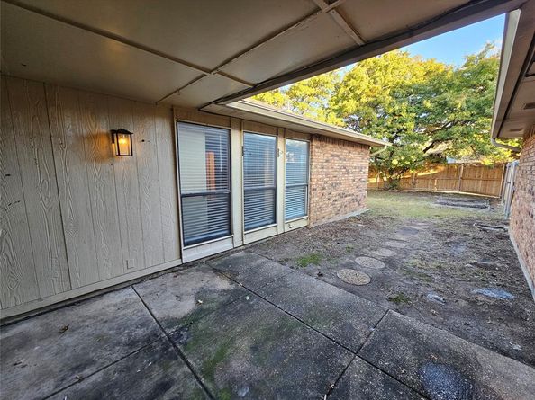 801  Wood Glen , DeSoto Texas 75115