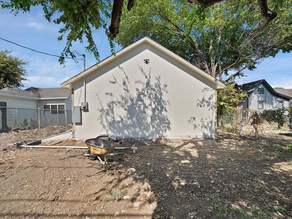 1130 E Hattie Street , Fort Worth Texas 76104