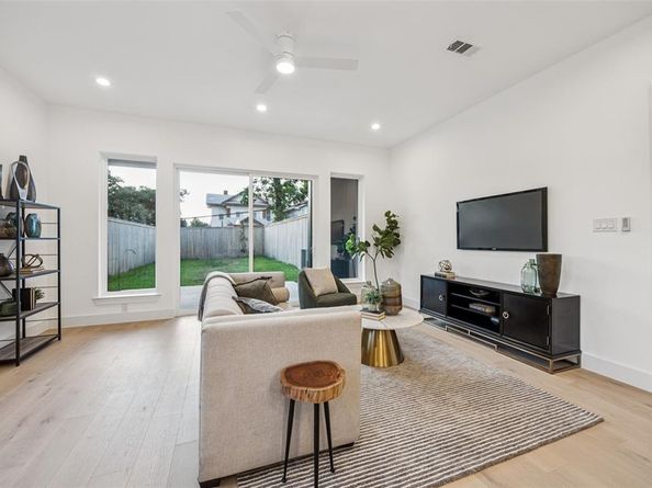 5633  East Side Avenue , Dallas Texas 75214