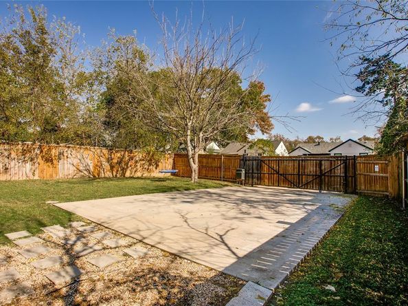 834 S Polk Street , Dallas Texas 75208