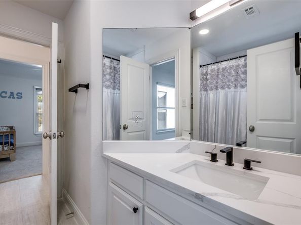 2833  Lee Street , Dallas Texas 75206