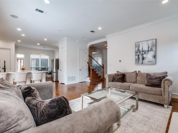 2833  Lee Street , Dallas Texas 75206