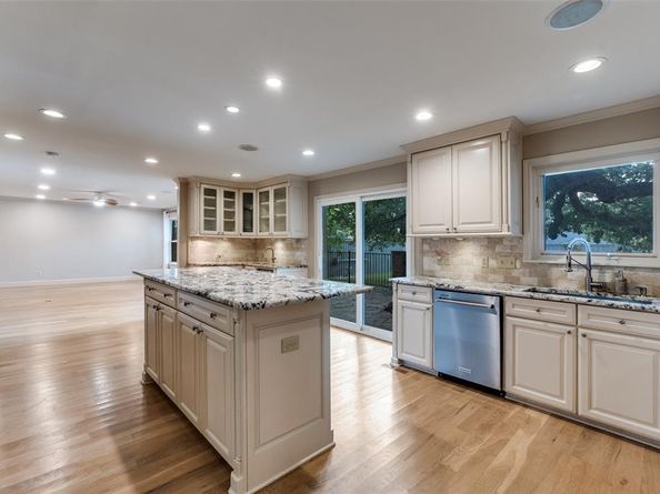 7008  Joyce Way , Dallas Texas 75225