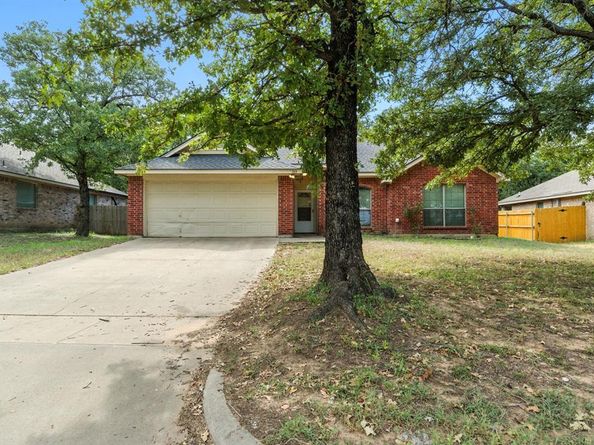749  Oak Park Drive , Azle Texas 76020