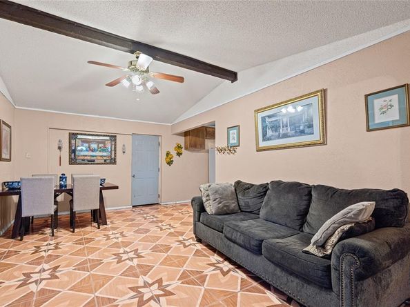 1425  Crockett Street , Garland Texas 75042