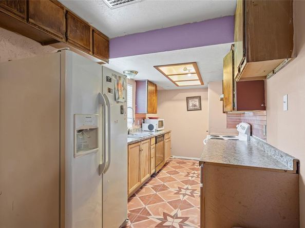 1425  Crockett Street , Garland Texas 75042