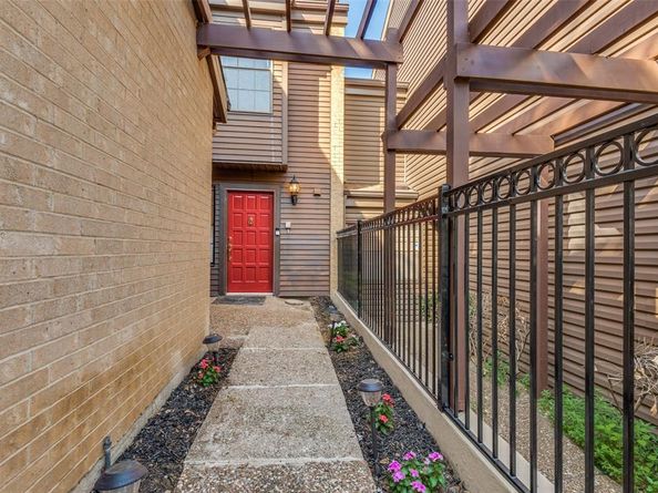 704  Oakwood Trail , Fort Worth Texas 76112