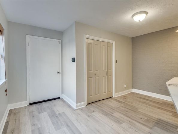 704  Oakwood Trail , Fort Worth Texas 76112