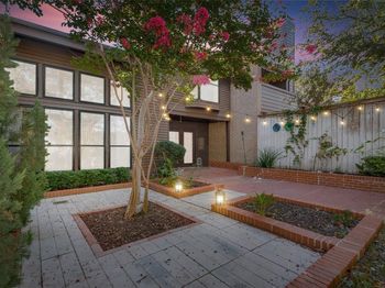 704  Oakwood Trail 