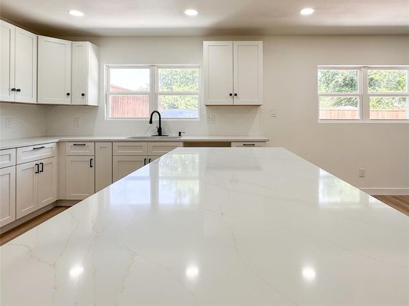 809  longbeach Drive , Garland Texas 75043