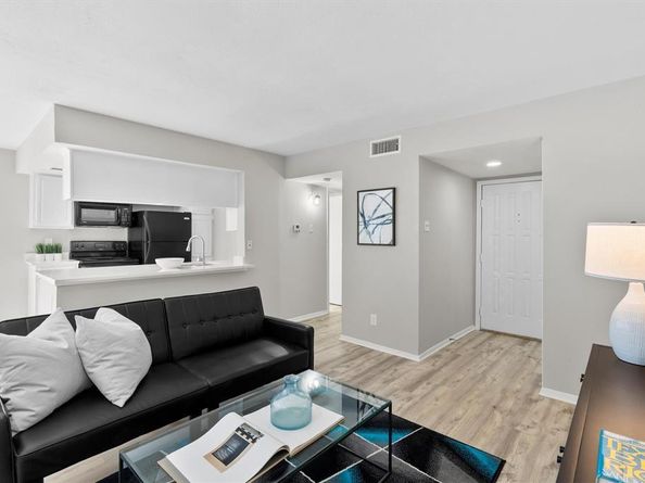 2505  Wedglea Drive  106, Dallas Texas 75211