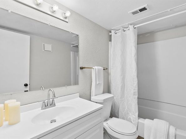 2505  Wedglea Drive  106, Dallas Texas 75211