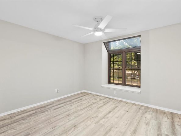2505  Wedglea Drive  106, Dallas Texas 75211