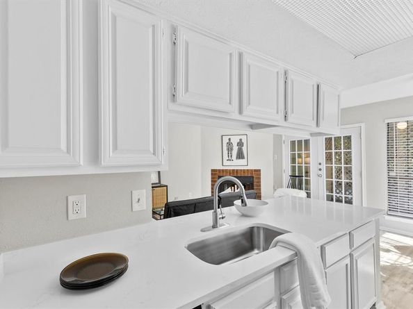 2505  Wedglea Drive  106, Dallas Texas 75211