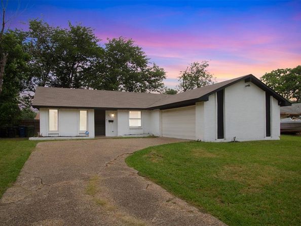 917  Park East Circle , Garland Texas 75043