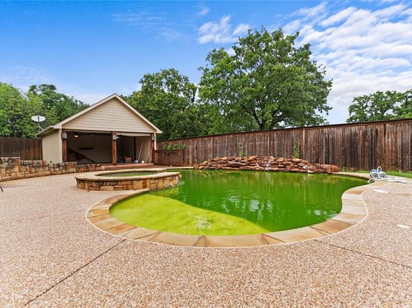 800  Whitley Court , Kennedale Texas 76060