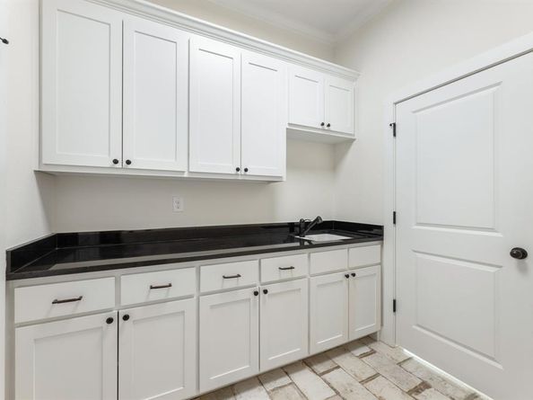 734  Monssen Parkway , Dallas Texas 75224