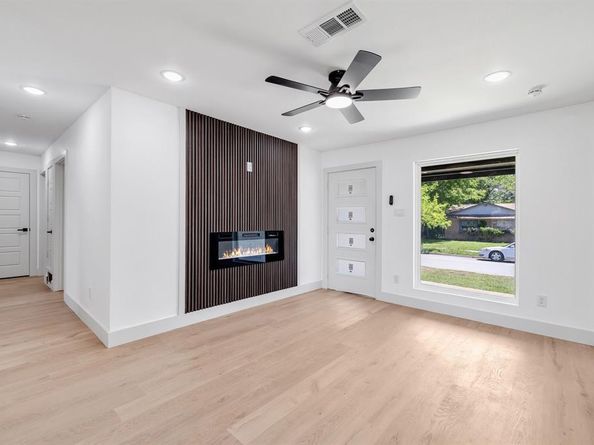 3323  Pacesetter Drive , Dallas Texas 75241