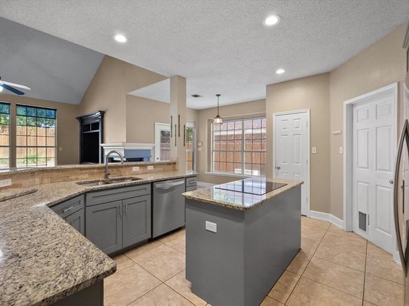 2213  Laura Elizabeth Trail , Mansfield Texas 76063