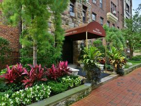 4 Maple Drive 60, Great Neck NY 11021