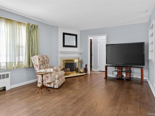 8 Crestwood Drive, Huntington Station NY 11746