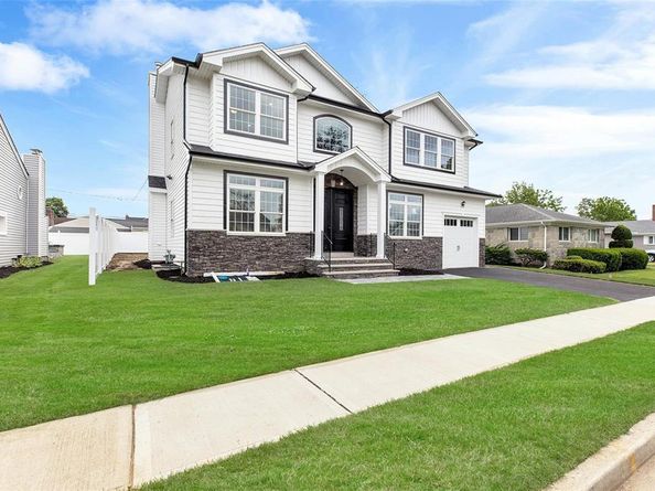8 Sebree Place, Plainview NY 11803
