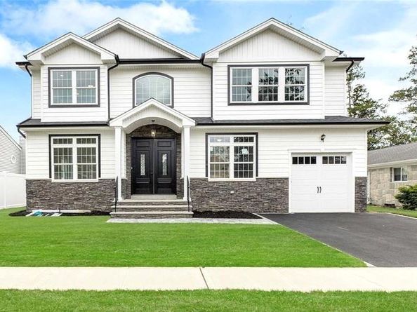 8 Sebree Place, Plainview NY 11803