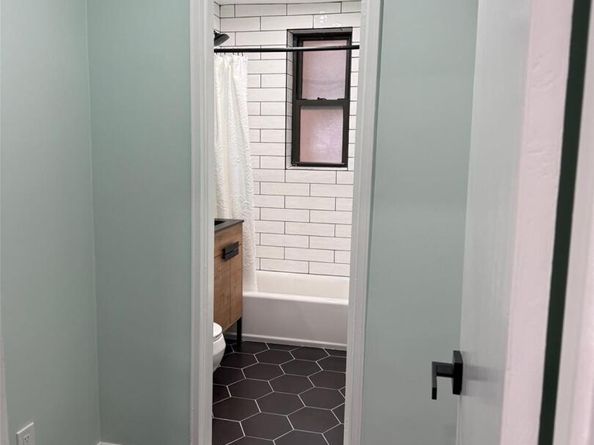 11 Wooleys Lane 1k, Great Neck NY 11023