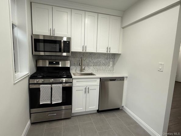 11 Wooleys Lane 1k, Great Neck NY 11023