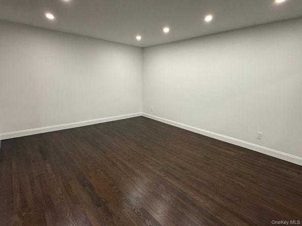 11 Wooleys Lane 1k, Great Neck NY 11023
