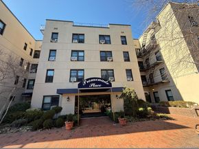 11 Wooleys Lane 1k, Great Neck NY 11023