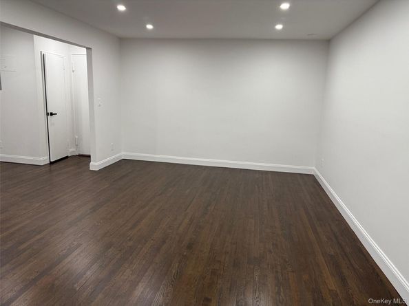 11 Wooleys Lane 1k, Great Neck NY 11023