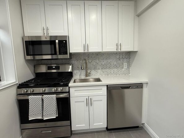 11 Wooleys Lane 1k, Great Neck NY 11023