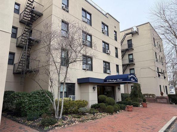 11 Wooleys Lane 1k, Great Neck NY 11023
