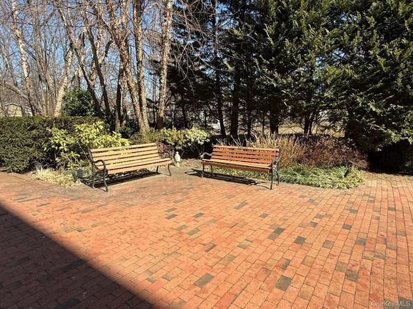 11 Wooleys Lane 1k, Great Neck NY 11023