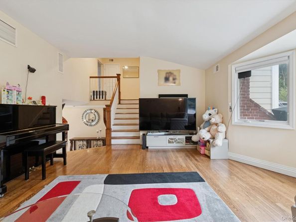 120 South Drive, Manhasset Hills NY 11040