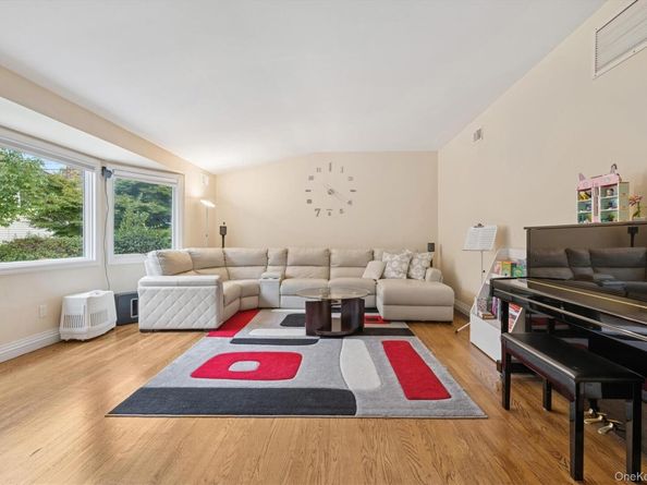 120 South Drive, Manhasset Hills NY 11040